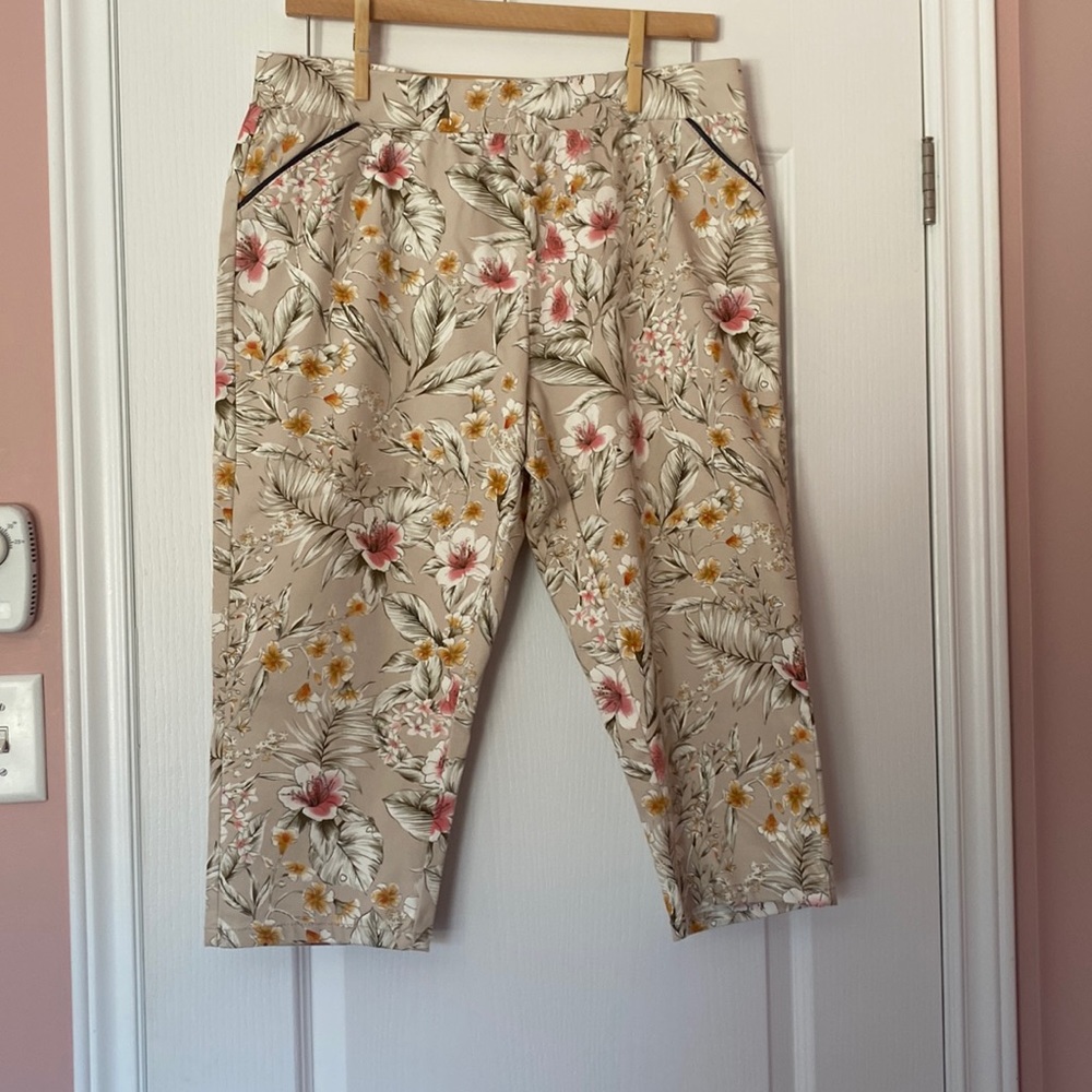 Beautiful floral print capri pants